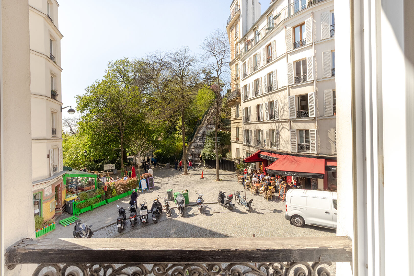 VUE EXTRAORDINAIRE AU PIED DU SACR COEUR