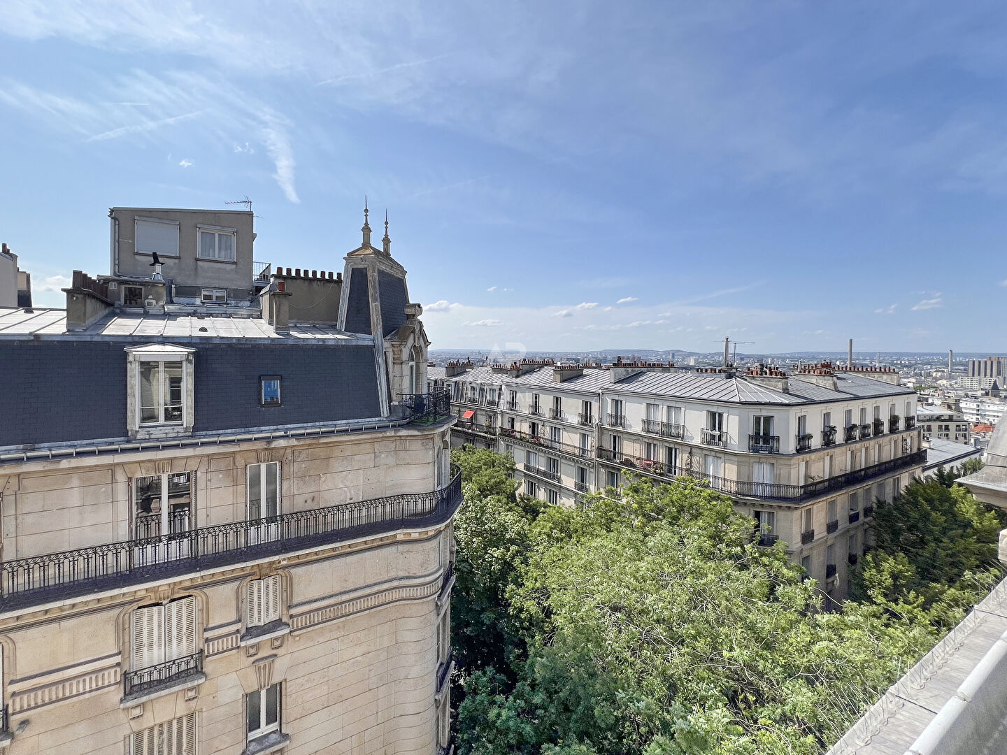 JUNOT / CAULAINCOURT - STUDETTE - DERNIER ETAGE