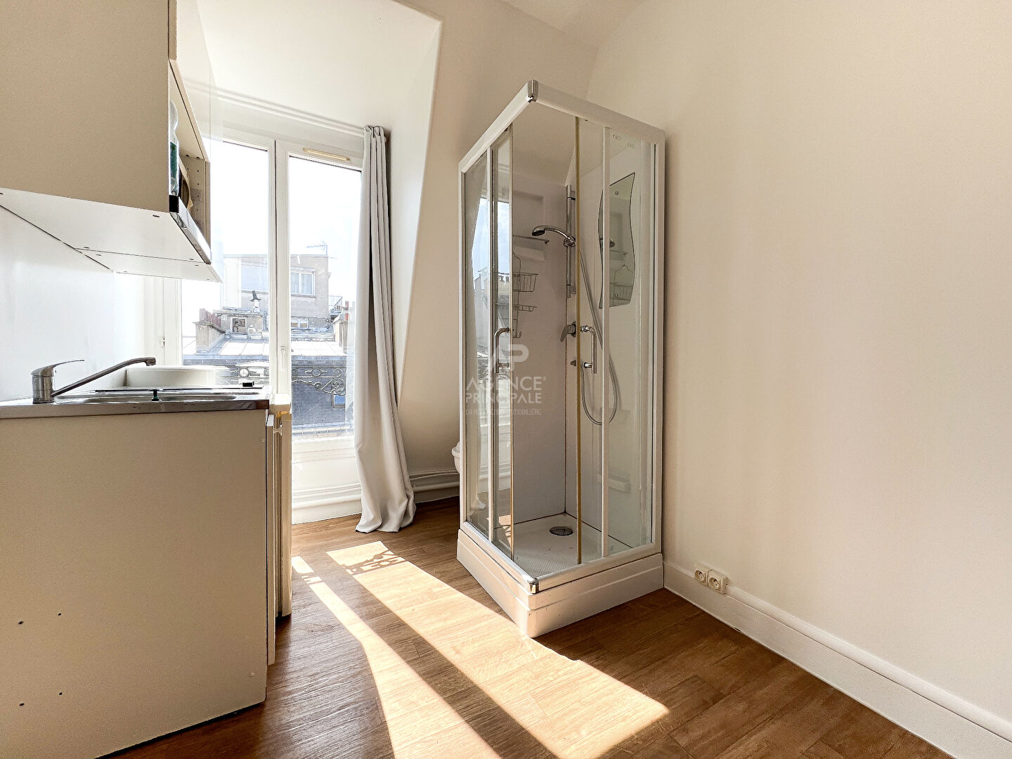 JUNOT / CAULAINCOURT - STUDETTE - DERNIER ETAGE 2/3